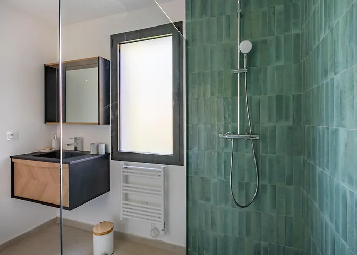 Villa De La Madrague Vue A 200m De La Sur La Presqu' Ile De Giens Sea And Mountain Pleasure