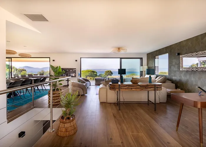 Villa De La Madrague Vue A 200m De La Sur La Presqu' Ile De Giens Sea And Mountain Pleasure