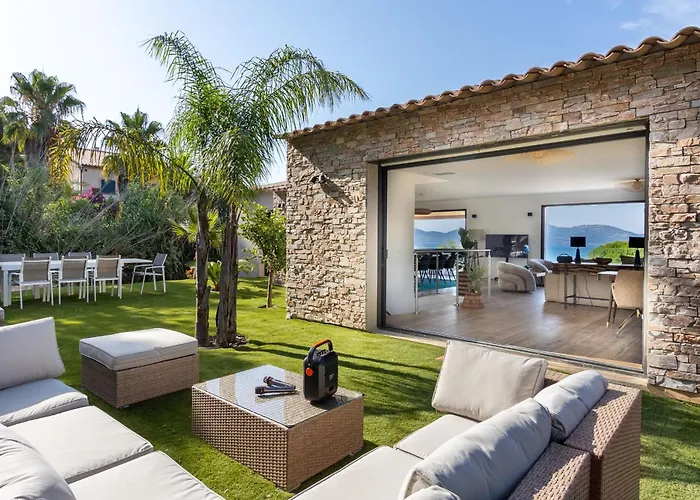 Villa De La Madrague Vue A 200m De La Sur La Presqu' Ile De Giens Sea And Mountain Pleasure