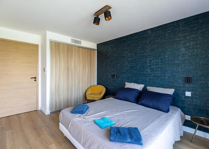 De La Madrague Vue A 200m De La Sur La Presqu' Ile De Giens Sea And Mountain Pleasure